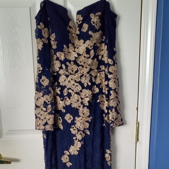 Evening gown with gold embroidery - Picture 1 of 8